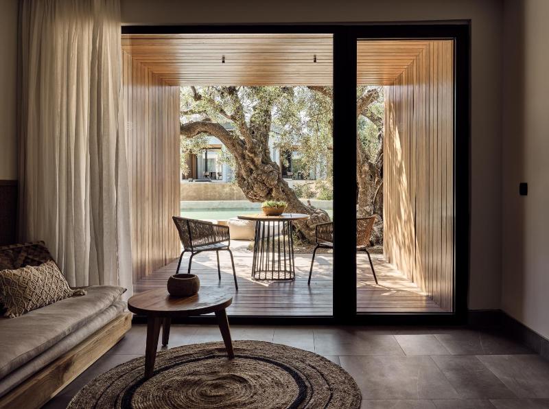 Superior Suite with Pοol View image 1