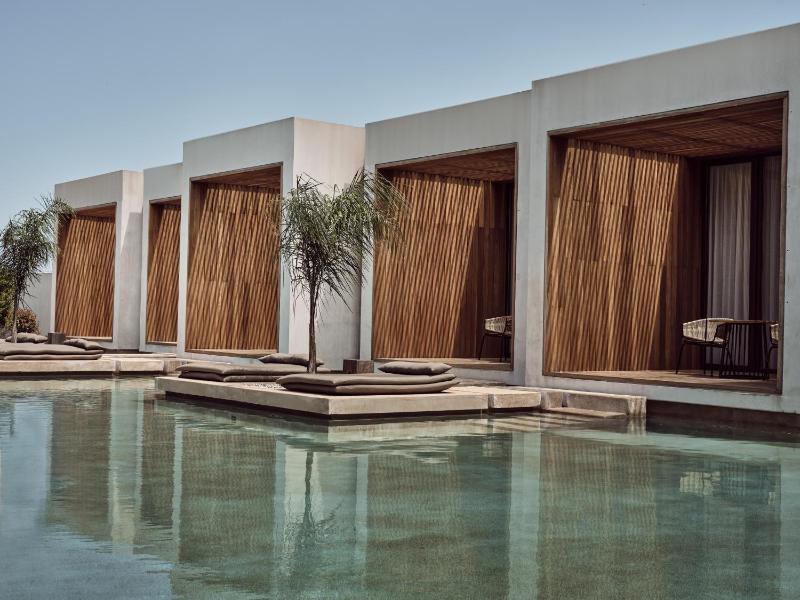 Superior Water Suite with Pοol View image 4