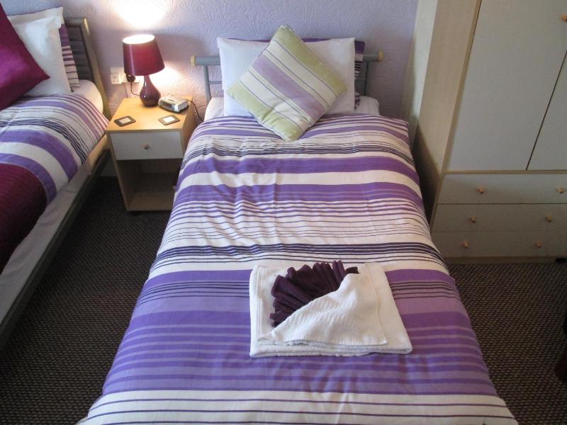 Family Room (2 Adults + 1 Child) image 2