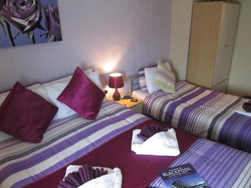 Family Room (2 Adults + 1 Child) image 3