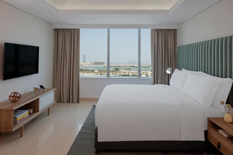 One-Bedroom King Suite with Balcony and Sea View image 4