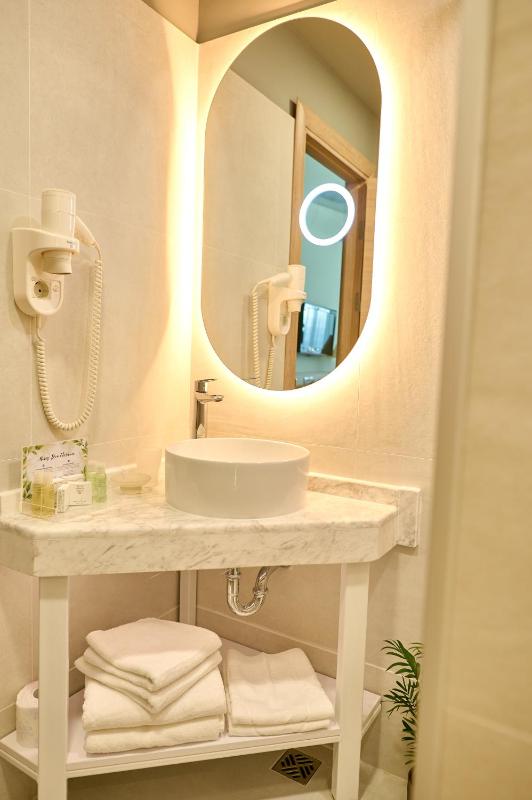 Double Room with Sea View image 4