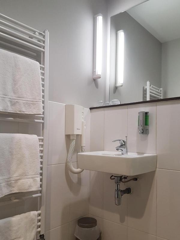 Standard Double Room image 3