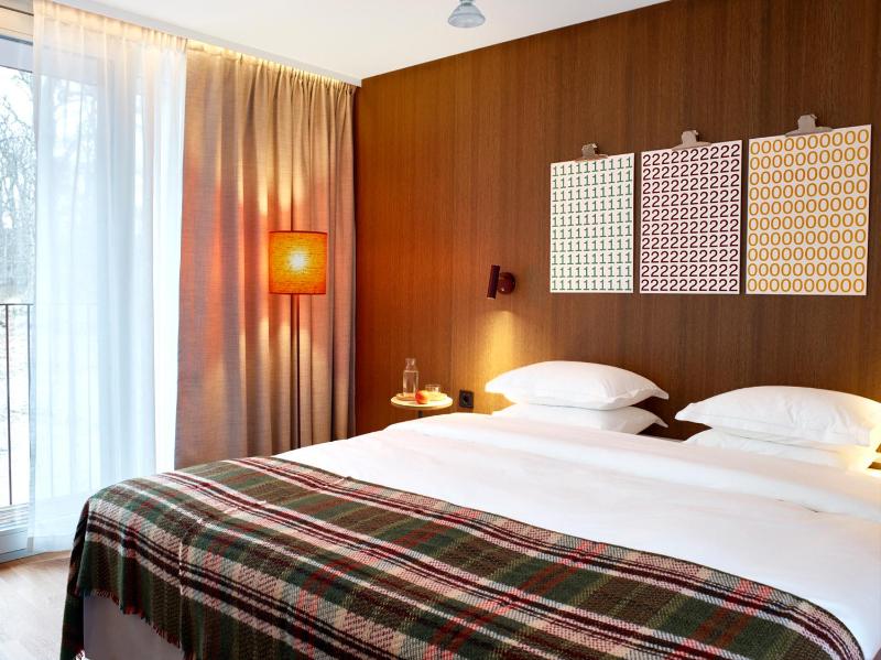 Deluxe King Room with Balcony - Non-Smoking image 4