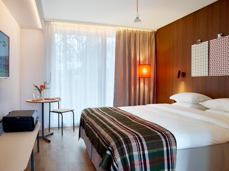 Standard King Room image 2