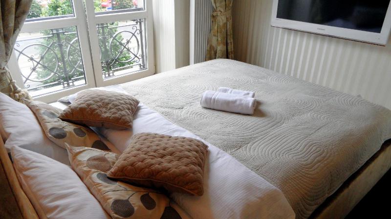 Double Room with with King Size Bed and Shared Bathroom image 2