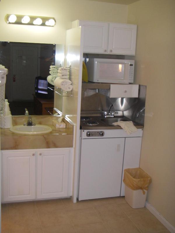 Deluxe Two Queen Beds with Kitchenette image 4