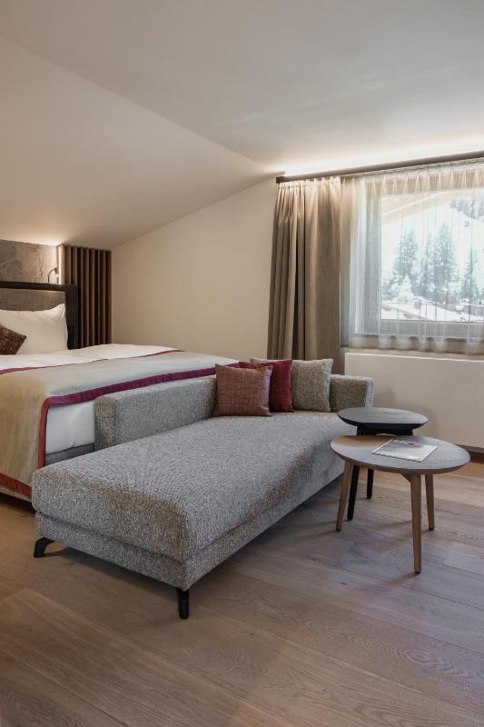 Superior Double Room with Balcony image 3