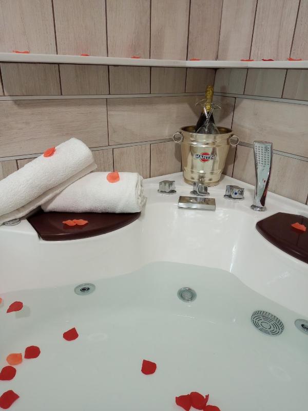 Suite with Hot Tub image 3