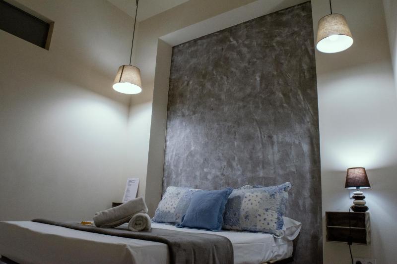 Interior Double or Twin Room with Shared Bathroom image 2