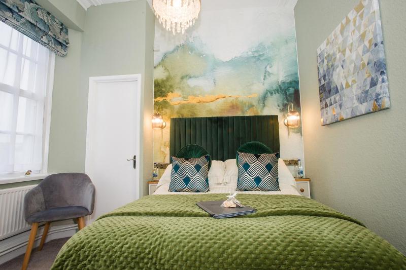 Double Room with Private Bathroom image 1