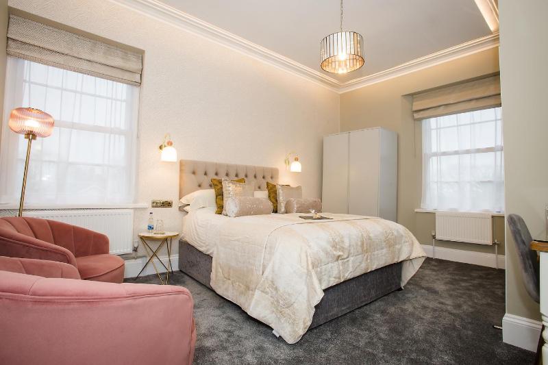 Deluxe Double Room image 2