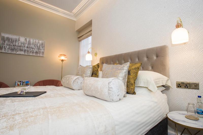 Deluxe Double Room image 3
