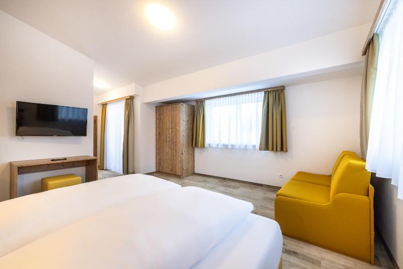 Deluxe Suite image 4
