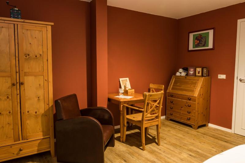 Twin Room image 4