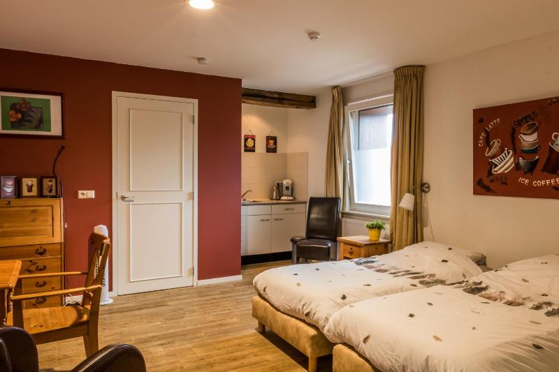 Twin Room image 3