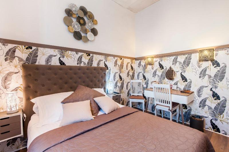 Standard Double Room image 3