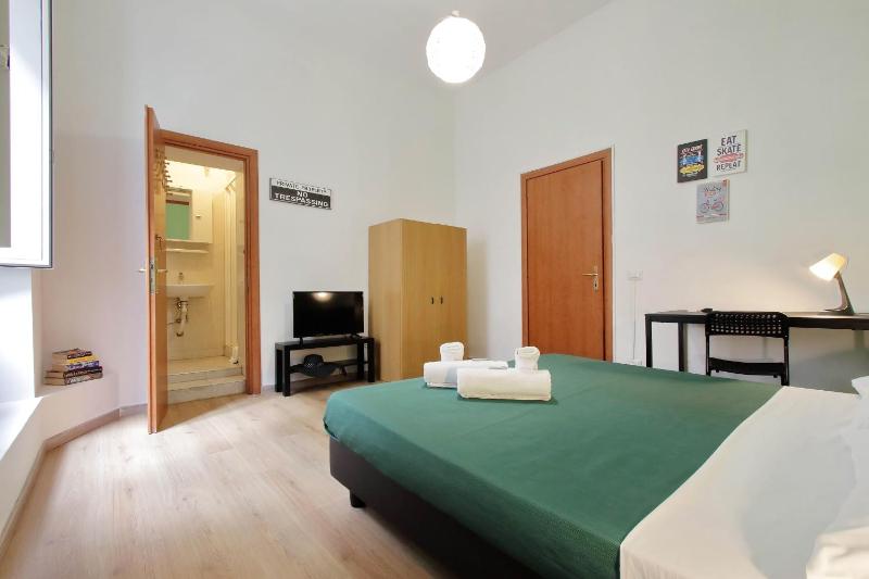 Double Room image 3