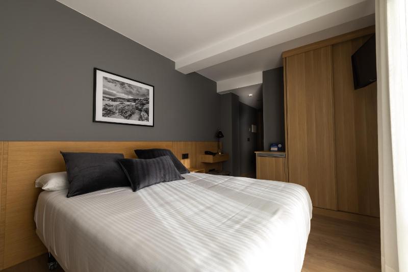 Deluxe Double Room image 4