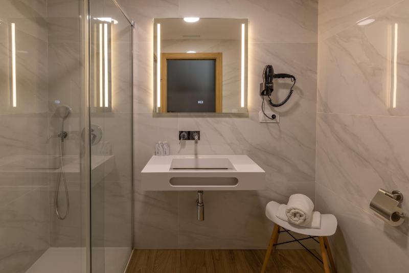 Deluxe Double Room image 3