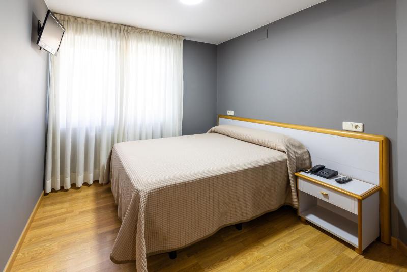 Basic Double Room with Double Bed image 2