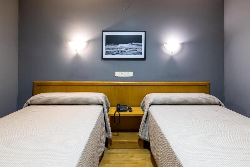 Classic Twin Room image 4