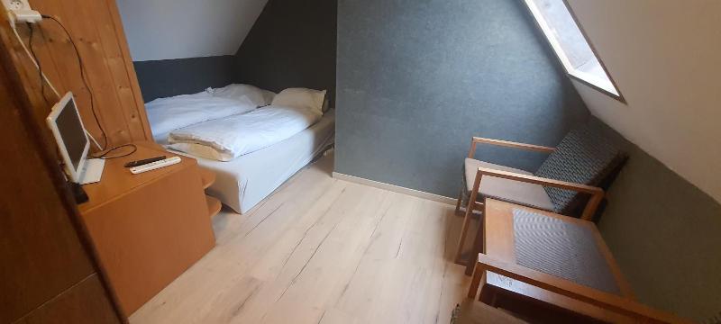 Economy Double Room image 3