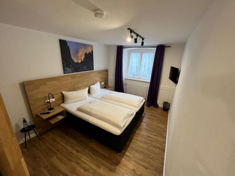 Small Double Room image 4