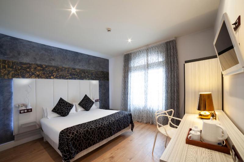 Double or Twin Room (1-2 Adults) image 1