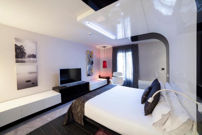 Deluxe One-Bedroom Apartment with Park View image 4