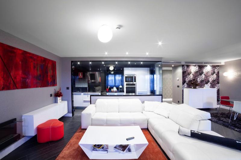 Deluxe One-Bedroom Apartment with Park View image 2