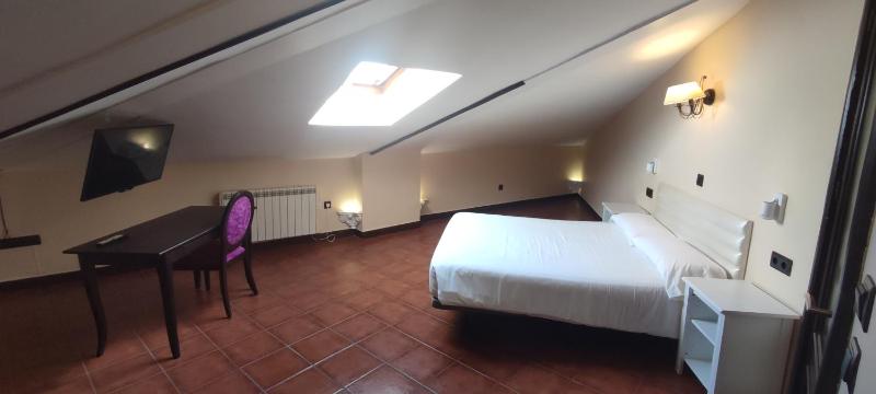 Double Room with Bathtub image 4