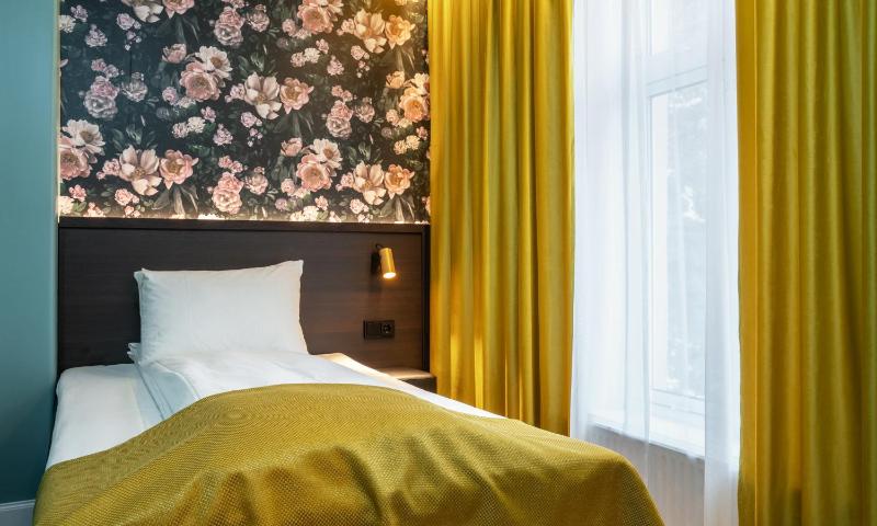 Standard Queen Room image 3