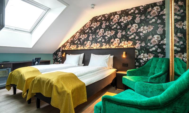 Standard Twin Room image 1