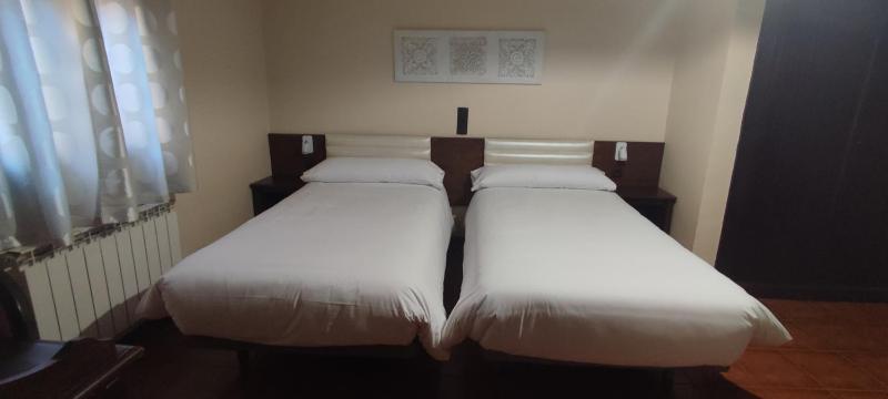 Twin Room with Private Bathroom image 3