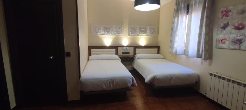 Twin Room with Private Bathroom image 1