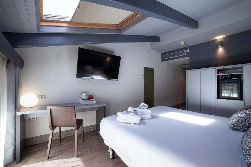 Double Room - Attic image 4