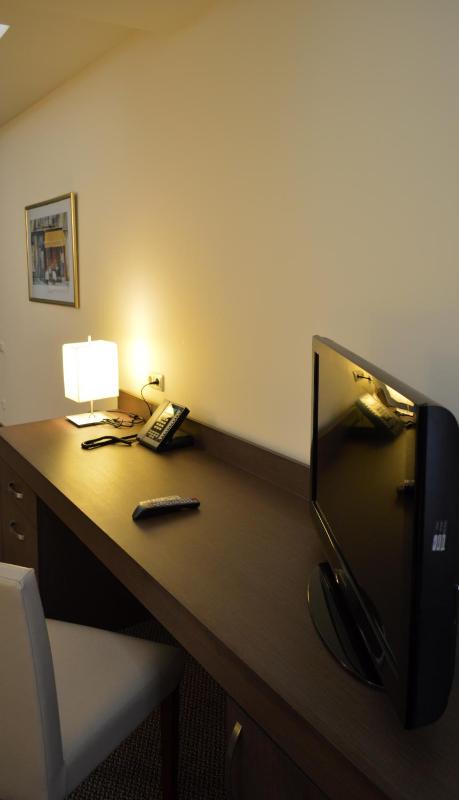 Deluxe Family Room image 4