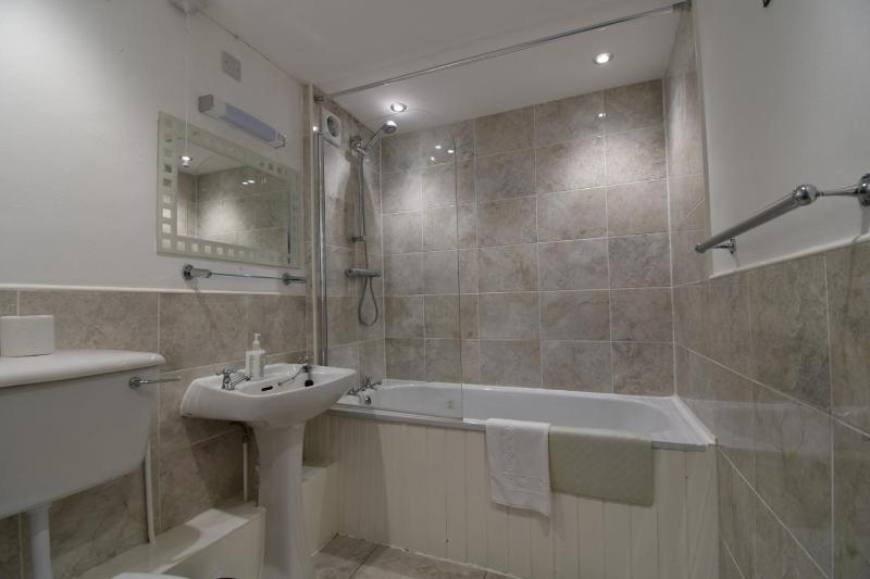 Standard Double Room image 3