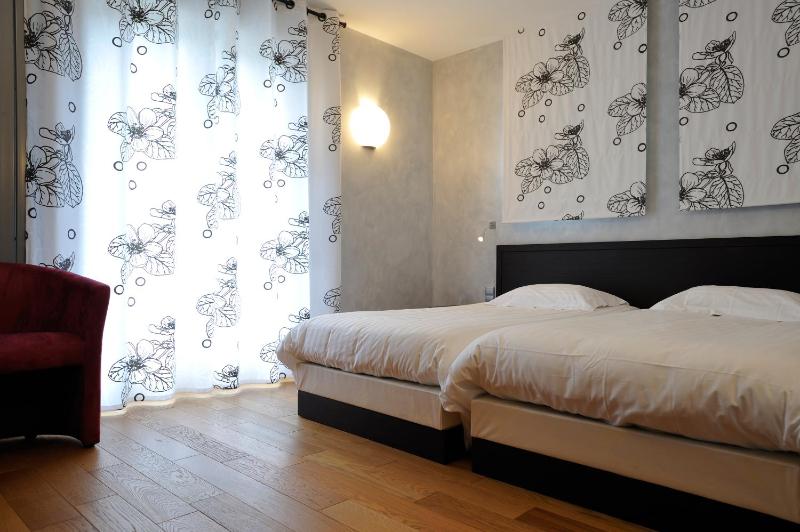Double Room with Balcony image 3
