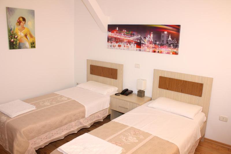 Superior Twin Room image 4