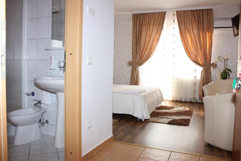 Superior Double Room with Balcony image 4