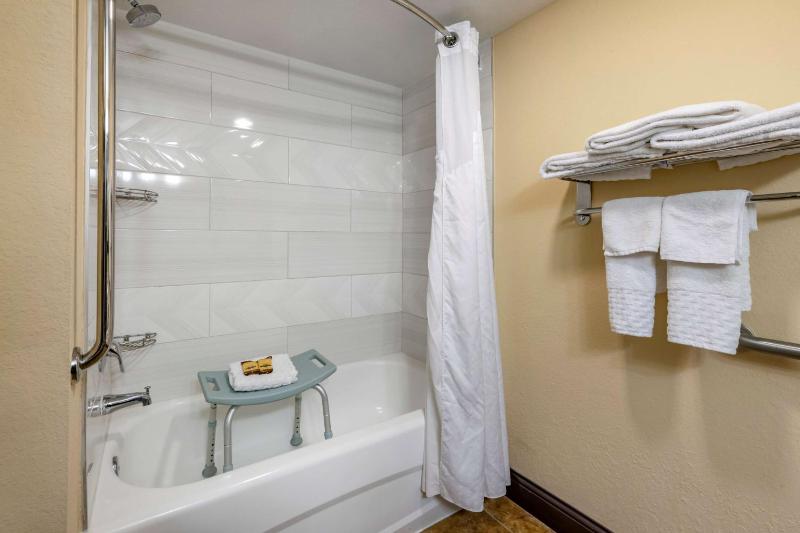 Queen Room with Two Queen Beds - Disability Access image 2