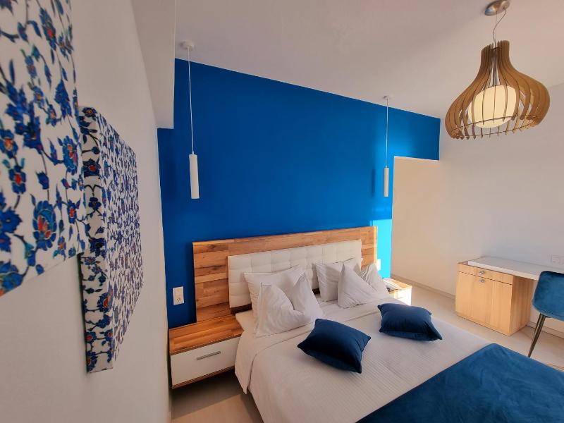 Double Room with Sea View image 1