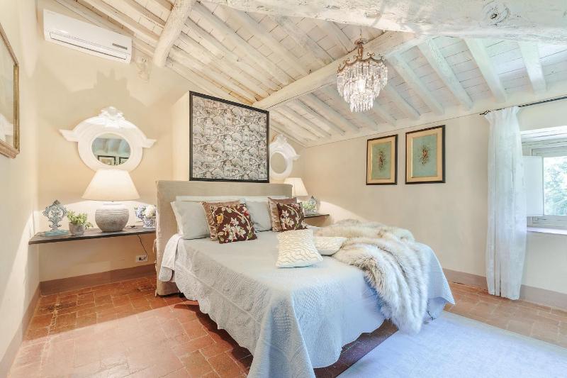 Villa Gattaiola Rewind In Style In a Renaissance Villa with Pool among the Vineyards in Lucca Property overview - image 7