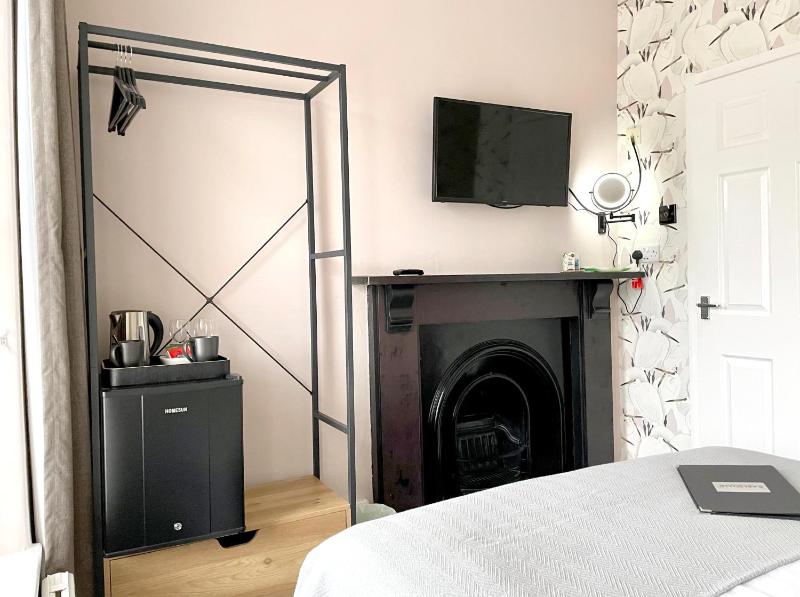 Small Double Room image 3