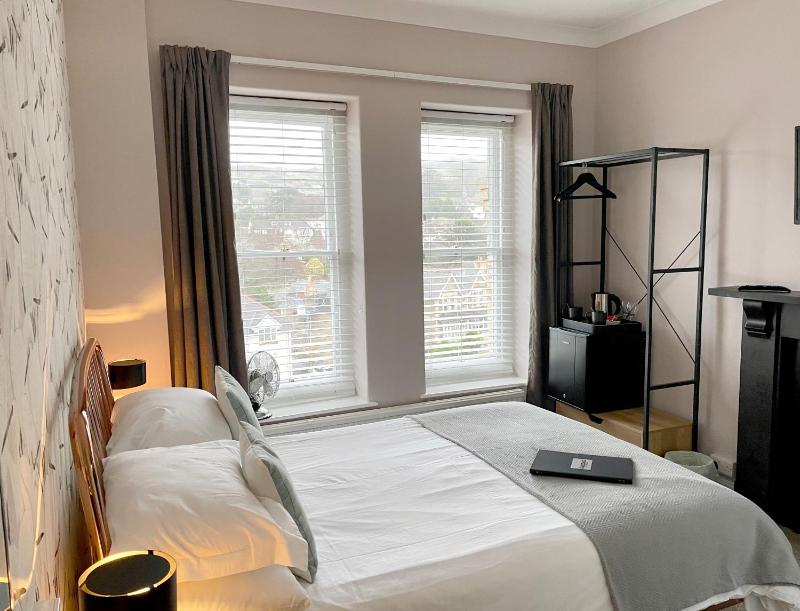 Small Double Room image 4