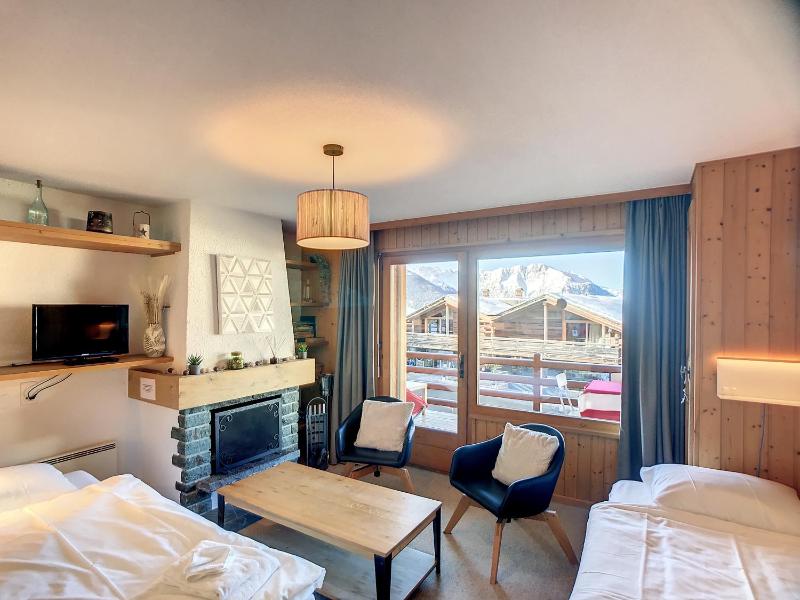 One-Bedroom Apartment with Balcony - East image 3