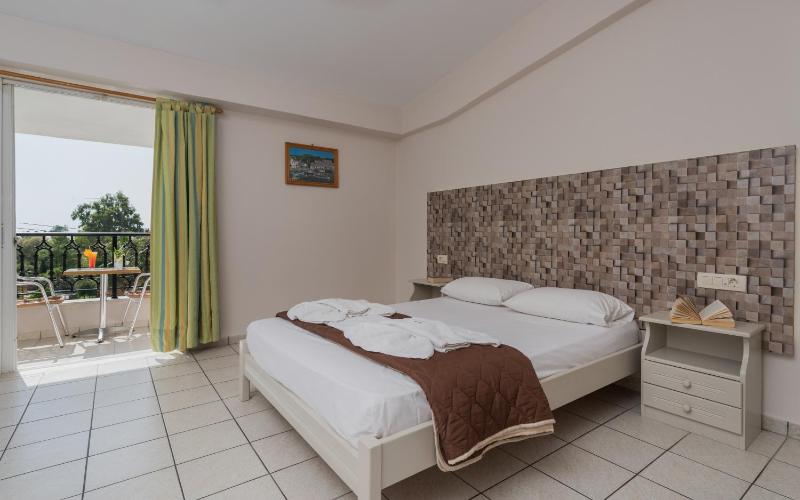 Double Room with Pool View image 1