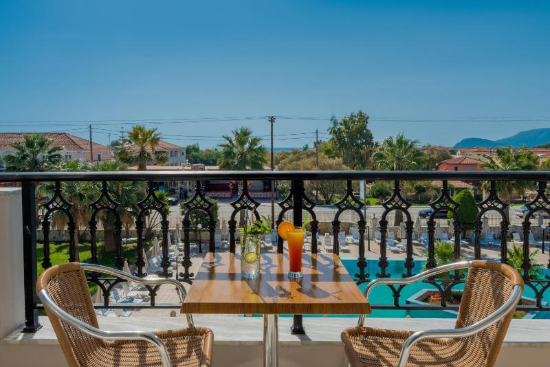 Double Room with Pool View image 4
